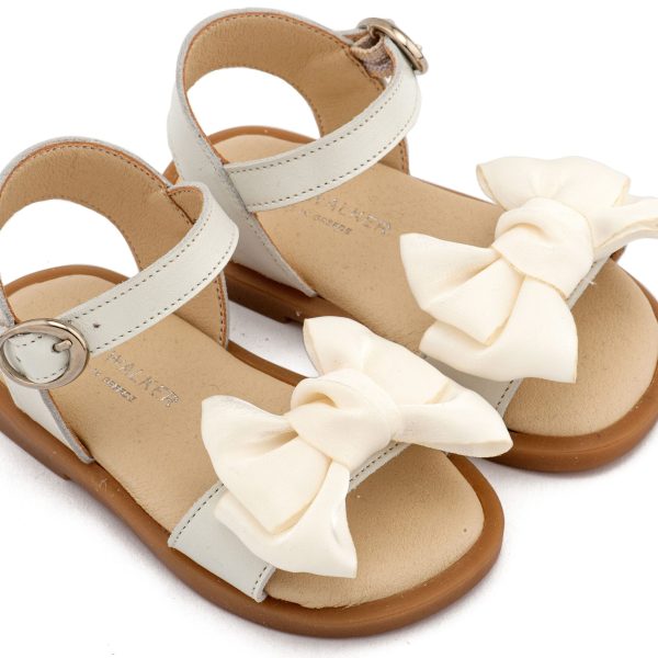 Δερμάτινο Πέδιλο Διακοσμημένο με Χειροποίητο Φιόγκο Οργάντζας και Πέρλες σε Εκρού Χρώμα