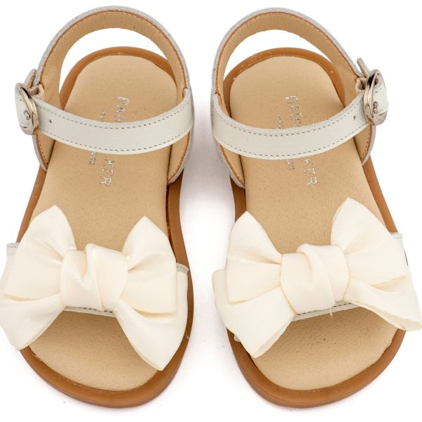 Δερμάτινο Πέδιλο Διακοσμημένο με Χειροποίητο Φιόγκο Οργάντζας και Πέρλες σε Εκρού Χρώμα