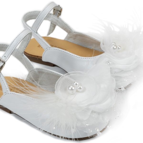 Δερμάτινο Σαμπό Διακοσμημένο με Χειροποίητο Chiffon Λουλούδι και Πούπουλα από Δέρμα Πέρλα σε Λευκό Χρώμα