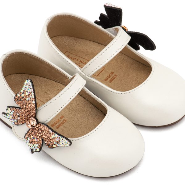 Δερμάτινο Γοβάκι με Στρασένια Πεταλούδα στο Πλάι σε Εκρού Χρώμα