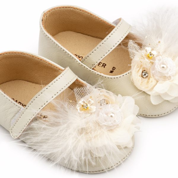 Δερμάτινο Γοβάκι Μονή Μπαρέτα με Υφασμάτινο Χειροποίητο Φιογκάκι σε Εκρού Χρώμα